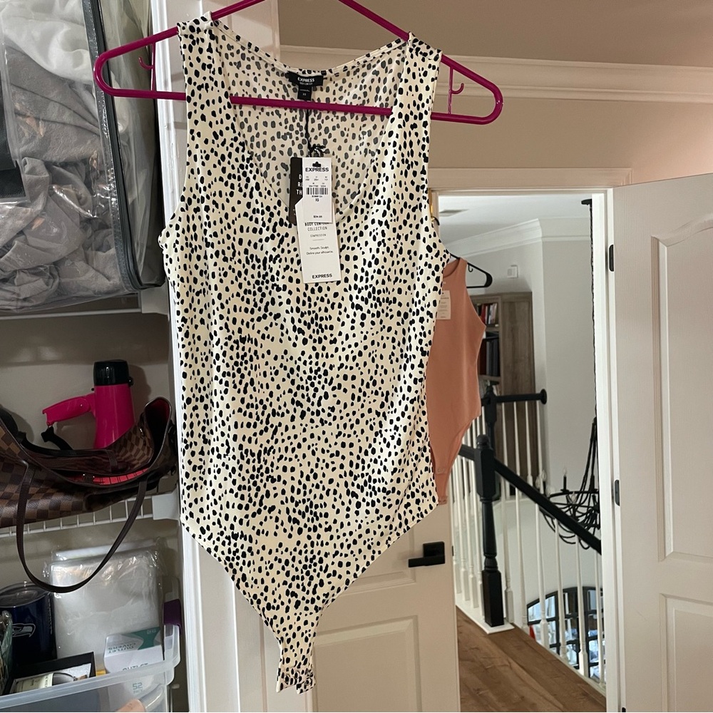 NWT Express Cream and White Sleeveless Fitted Bodysuit - Picture 2 of 6